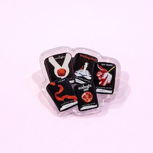 Twilight Acryl Pin mit Silikonbeschichtung | Epoxy beschichteter Reader Pin | Nettes Buchliebhaber Accessoire