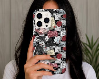 Könnte beinhalten: Eine Handyhülle mit einem schwarz-weißen Schachbrettmuster, mit roten Rosen, einer Pistole und dem Text "HOUSE OF MIRRORS". Weitere Texte sind "Chapter 16" und "eyes of a mouse". Die Hülle hat eine Vielzahl von Gothic-Illustrationen.