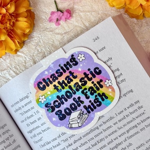 Chasing that Scholastic Book Fair hoge magnetische bladwijzer | Boekenachtige cadeaus | Boekaccessoires | Paginamarkering | Stevige holografische bladwijzer