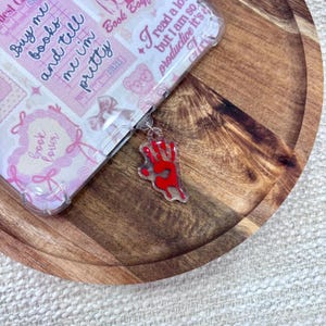 Blutiger Handabdruck USB-C Dust Plug Anhänger | Acryl Charm | Epoxy Beschichtet | Kindle Zubehör | Telefon Zubehör | Dust Plug | Geschenk