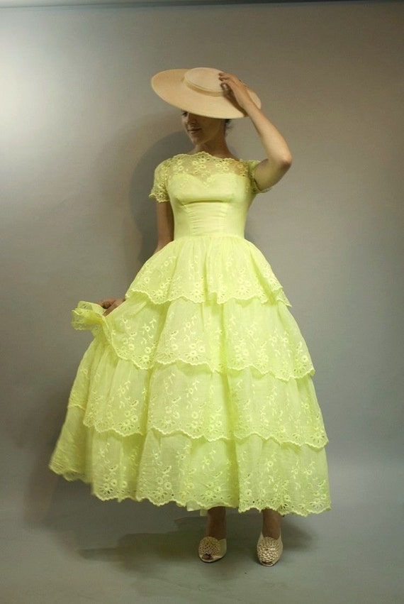 Vintage 1950s Bright Butter Yellow Eyelet Prom Que