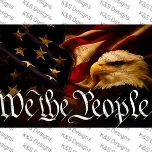 Może przedstawiać: Patriotyczny wzór z amerykańską flagą, bielikiem i napisem „We the People” w ozdobnej czcionce. Obraz ma ciemne tło i prawdopodobnie jest przeznaczony na kubek lub podobny produkt.
