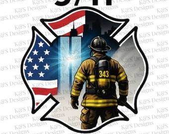 Op de afbeelding: Een gedenkbeeld met een brandweerman, de Amerikaanse vlag en de Twin Towers. De tekst luidt "9/11" en "NEVER FORGET". Witte achtergrond met de tekst "K&S Designs" herhaald.