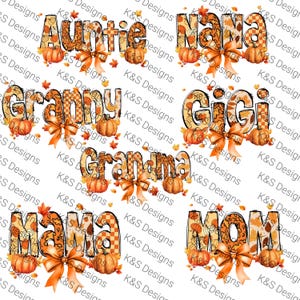 Può includere: Una collezione di design a tema autunnale con parole come "Zia", "Nana" e "Mamma", ognuna decorata con zucche, foglie autunnali e fiocchi arancioni. Le parole presentano un mix di motivi, tra cui quadri e disegni floreali.
