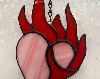 Attrape-soleil coeur brûlant en vitrail fait main - Décoration de fenêtre rouge et rose