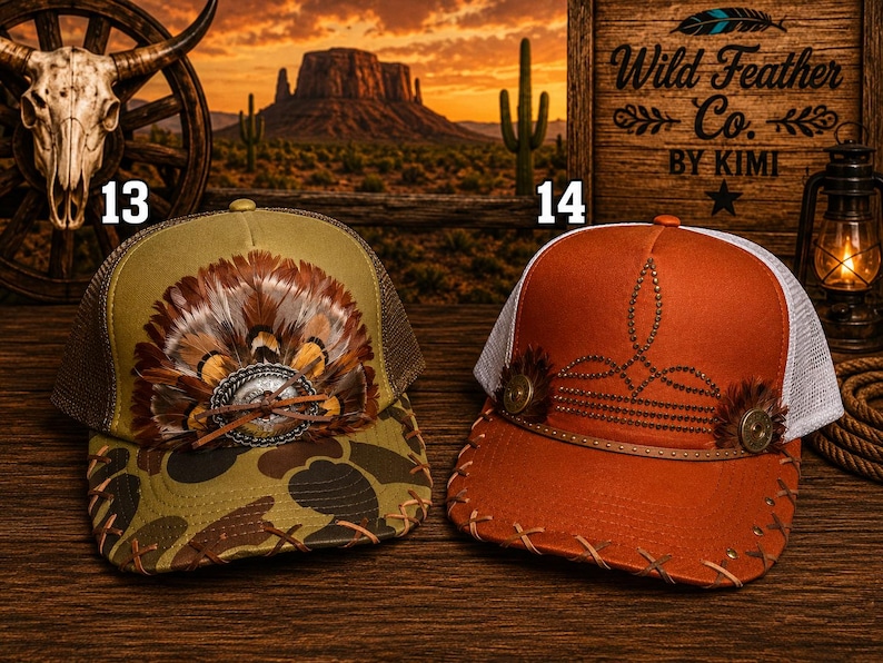 Może przedstawiać: Dwie czapki z daszkiem typu trucker oznaczone numerami 13 i 14. Model 13 jest oliwkowozielony z moro daszkiem, pi&oacute;rami i srebrnym concho. Model 14 jest w kolorze palonej pomarańczy z białą siateczką, koralikową koroną, guzikami i sk&oacute;rzanym sznurkiem.