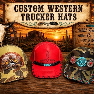 Może przedstawiać: Trzy czapki typu trucker z ozdobami w stylu western. Lewa czapka ma wz&oacute;r moro i pi&oacute;ra. Środkowa jest czerwona z plecionym paskiem i turkusowymi akcentami. Prawa czapka ma wz&oacute;r moro i turkusowe ozdoby typu concho.