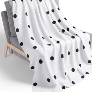 Couverture blanche à pois noirs. Douceur sherpa. Jeté de canapé. Décoration intérieure. Chemin de lit tendance.