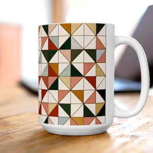 Cerámica con triángulos, rombos. Vajilla con patrón geométrico. Tazón estampado con colores cálidos. Accesorio de diseño para escritorio.