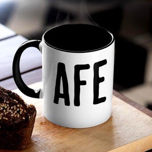 Weiße Keramiktasse mit farbiger Innenseite. Ein preiswertes Geschenk für Kaffeeliebhaber, fürs Büro oder Zuhause. Typografisches Design.