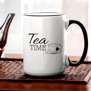 Weiße Keramiktasse mit farbiger Innenseite. Preiswertes Geschenk für Teeliebhaber. Heiße Teetasse. Teezeit. Tee-Team. Tee-Fans.