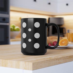 お父さんへのプレゼントに。黒のコーヒー／ティーマグ。水玉模様のデザイン。白黒の食器。キッチンをクールでエレガントに彩る装飾品。