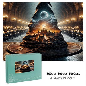 Könnte beinhalten: Ein Puzzlespiel mit einer Fantasieszene mit einer Burg und einem sprechenden Hut. Das Puzzlebild zeigt einen Vollmond, Wolken und eine Burg. Die Puzzlebox ist türkis und trägt den Text "300pcs 500pcs 1000pcs JIGSAW PUZZLE".