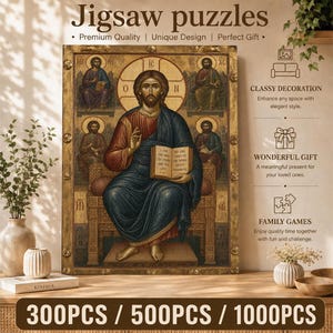 Può includere: Un puzzle rettangolare che presenta un'illustrazione iconografica religiosa di una figura centrale che tiene un libro aperto, circondata da quattro figure più piccole, il tutto all'interno di una cornice dorata decorativa con accenti circolari.