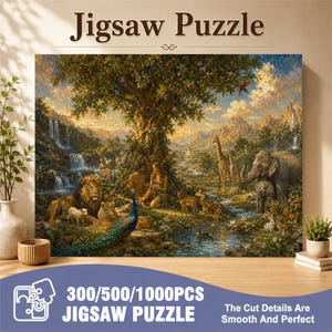 Può includere: Un puzzle raffigurante un'illustrazione paesaggistica dettagliata con un grande albero centrale, un leone, un pavone, una giraffa, un elefante e due figure sedute sotto l'albero. Il testo "Jigsaw Puzzle" e "300/500/1000PCS JIGSAW PUZZLE" è visibile.
