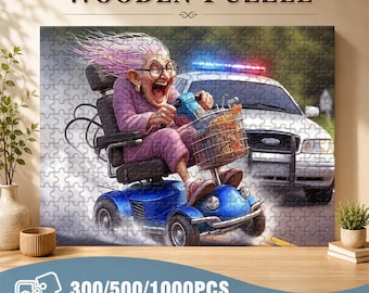 Puede incluir: Rompecabezas de madera con una imagen humorística de una persona mayor en un scooter azul, con un coche de policía en el fondo. El rompecabezas incluye el texto "Wooden Puzzle", "300/500/1000PCS JIGSAW PUZZLE" y "The Cut Details Are Smooth And Perfect".