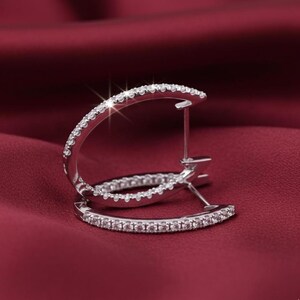 Moissanite Hoop Ohrring, Rundschliff Diamantohrring, 14K Weißgold überzogener handgemachter Damenohrring, ausgefallenes Hoop Ohrring Geschenk für sie