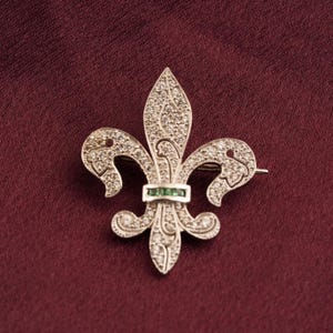 Fleur-de-Lis Brooch Pin, Round Cut Simulated Moissanite & Green Emerald Cluster Brooch, 925 Sterling Silver Women&#39;s Brooch, Birthday Gift