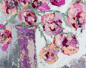 Könnte beinhalten: Ein Gemälde eines Straußes aus rosa und violetten Blumen in einer violetten Vase. Die Blumen sind in einem lockeren, expressiven Stil gemalt, mit dicken Pinselstrichen und leuchtenden Farben. Der Hintergrund ist hellgrau.