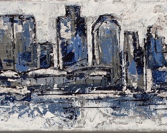 Puede incluir: Pintura abstracta de un paisaje urbano, con un efecto texturizado y en capas. La obra presenta un horizonte en tonos azules, grises y blancos. La firma del artista es visible en la esquina inferior izquierda. La pintura está sobre un lienzo rectangular.