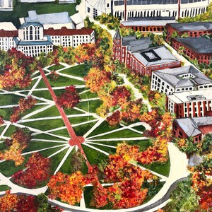 Puede incluir: Una pintura de vista aérea de un campus universitario en otoño. La pintura presenta un gran césped verde con caminos blancos y pasillos rojos. Hay varios edificios en el fondo, incluyendo un estadio y una torre del reloj. Los árboles son una mezcla de verde, amarillo, naranja y rojo.