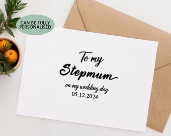 Peut inclure: Une carte de vœux blanche avec le texte noir To my Stepmum on my wedding day 05.12.2024, accompagnée d'une enveloppe en papier kraft brun. Un graphique ovale vert avec le texte CAN BE FULLY PERSONALISED est placé au-dessus de la carte.