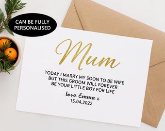 Peut inclure: Une carte de vœux blanche avec le mot Mum écrit en lettres dorées scintillantes. En dessous, le texte noir indique : TODAY I MARRY MY SOON TO BE WIFE BUT THIS GROOM WILL FOREVER BE YOUR LITTLE BOY FOR LIFE, suivi de love Emma x et 15.04.2022.