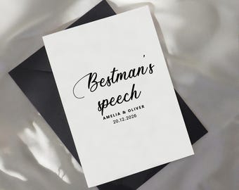 Op de afbeelding: Een witte rechthoekige kaart met de in zwart gedrukte tekst "Bestman's speech" in een cursief lettertype, gevolgd door "AMELIA & OLIVER" en de datum "20.12.2026" in een schreefloos lettertype, liggend op een donkergrijze envelop.