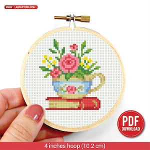 Puede incluir: Un juego de tres tazas de cerámica con un acabado moteado y mate. Las tazas son de color crema, gris claro y gris oscuro. Cada taza tiene un diseño simple y minimalista y un asa redondeada. Las tazas están apiladas una encima de otra.
