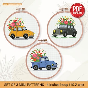 Può includere: Tre telai da ricamo circolari in legno contenenti motivi a punto croce di un'auto gialla, un'auto nera e un camion blu, ognuno con un bouquet di fiori colorati. Il testo PDF DOWNLOAD e WWW.LABPATTERN.COM è visibile.