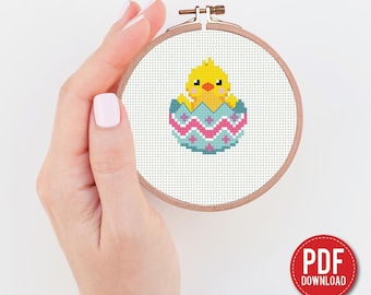 Schema per punto croce di un pulcino di Pasqua, pulcino nell'uovo, PDF immediato