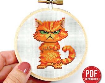 Schema per punto croce di un gatto scontroso, ricamo divertente di un gatto arrabbiato, simpatico gatto tigrato arancione, download immediato in PDF