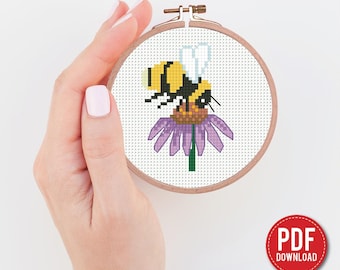 Schema PDF per punto croce con mini fiore, telaio da 7,6 cm, ricamo con ape, motivo floreale primaverile, per principianti