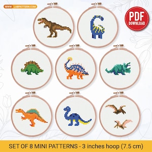 Puede incluir: Conjunto de ocho mini patrones de punto de cruz con varios dinosaurios, cada uno dentro de un aro de 7,5 cm. Los diseños incluyen un T-Rex, un Brontosaurio y otras criaturas prehistóricas en colores vibrantes. El texto "PDF DOWNLOAD" es visible.