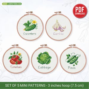 Op de afbeelding: Een set van vijf ronde borduurringen met kruissteekpatronen van groenten: komkommers, knoflook, tomaten, kool en erwten. Elke ring bevat de naam van de groente in tekst. De set is ontworpen voor borduurringen van 7,5 cm.