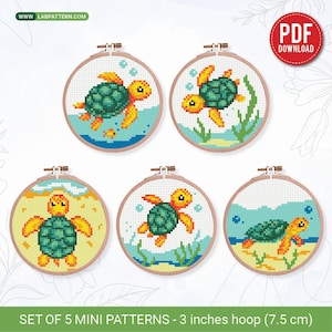 Può includere: Set di cinque mini schemi a punto croce con tartarughe in un ambiente marino. Ogni disegno è presentato in un telaio da 7,5 cm. Le tartarughe hanno gusci verdi e corpi gialli, con sfondi blu e gialli.