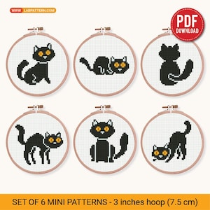 Op de afbeelding: Zes mini-kruissteekpatronen met zwarte katten met oranje ogen, gepresenteerd in hoepels van 7,5 cm. De ontwerpen tonen verschillende kattenposes. De afbeelding bevat de tekst "PDF DOWNLOAD" en "SET OF 6 MINI PATTERNS - 3 inches hoop (7.5 cm)".