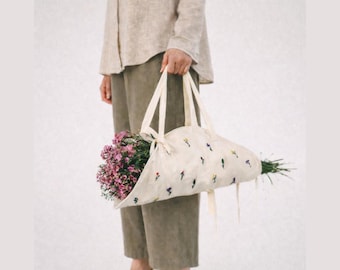 Cadeauzakje met geborduurde bloem: handgemaakte katoenen boeketomslag