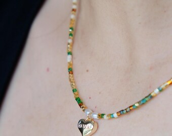 Herzanhänger-Perlenkette, buntes Choker-Halsband aus Rocailles, goldener Herzanhänger, Geschenk für Sie