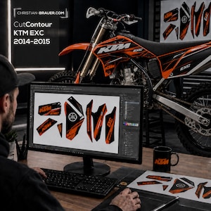 Op de afbeelding: Een computermonitor toont het digitale ontwerp van een stickerset voor een KTM EXC 2014-2015 motorfiets. Het scherm toont oranje en zwarte grafische patronen, terwijl een KTM-motorfiets en geprinte stickervellen zichtbaar zijn.