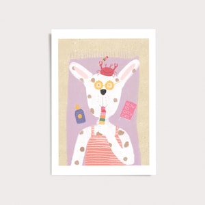 Peut inclure: Une illustration de chien blanc &agrave; taches portant des lunettes de soleil jaunes et un d&eacute;bardeur ray&eacute; rose, mangeant une glace multicolore. Un crabe rouge est sur sa t&ecirc;te, avec une bouteille bleue et un livre rose intitul&eacute; How To Catch Cats.