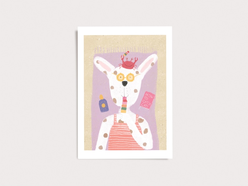 Peut inclure: Une illustration de chien blanc &agrave; taches portant des lunettes de soleil jaunes et un d&eacute;bardeur ray&eacute; rose, mangeant une glace multicolore. Un crabe rouge est sur sa t&ecirc;te, avec une bouteille bleue et un livre rose intitul&eacute; How To Catch Cats.