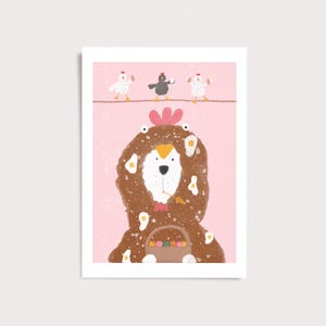 Peut inclure: Une illustration num&eacute;rique sur fond rose repr&eacute;sentant un chien blanc v&ecirc;tu d'un costume de poulet marron &agrave; motifs d'&oelig;ufs au plat. Le chien tient un panier d'&oelig;ufs color&eacute;s, tandis que trois petits poulets se tiennent sur un fil au-dessus.
