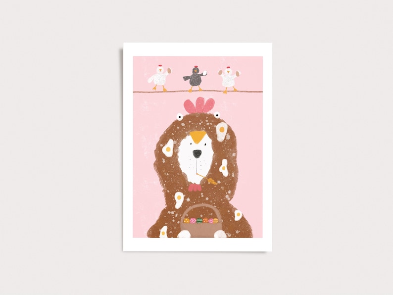 Peut inclure: Une illustration num&eacute;rique sur fond rose repr&eacute;sentant un chien blanc v&ecirc;tu d'un costume de poulet marron &agrave; motifs d'&oelig;ufs au plat. Le chien tient un panier d'&oelig;ufs color&eacute;s, tandis que trois petits poulets se tiennent sur un fil au-dessus.