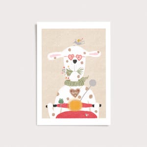 Peut inclure: Une illustration num&eacute;rique d'un chien blanc &agrave; taches portant des lunettes en forme de c&oelig;ur, une &eacute;charpe verte et un pendentif en forme de c&oelig;ur marqu&eacute; "Spatzi" sur un scooter rouge. Une petite grenouille verte est sur le guidon et un oiseau sur sa t&ecirc;te.