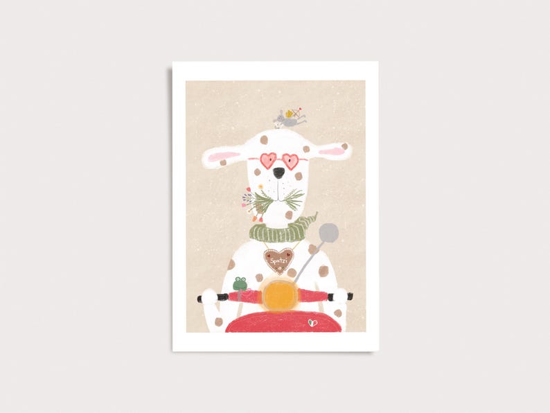 Peut inclure: Une illustration num&eacute;rique d'un chien blanc &agrave; taches portant des lunettes en forme de c&oelig;ur, une &eacute;charpe verte et un pendentif en forme de c&oelig;ur marqu&eacute; "Spatzi" sur un scooter rouge. Une petite grenouille verte est sur le guidon et un oiseau sur sa t&ecirc;te.