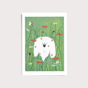 Peut inclure: Une impression d'art rectangulaire repr&eacute;sentant un chien blanc avec des taches brunes sur la t&ecirc;te et les joues, centr&eacute; dans un champ d'herbe verte. La sc&egrave;ne comprend des coquelicots rouges, des marguerites blanches, des fleurs violettes, un papillon, une abeille et une chenille verte.