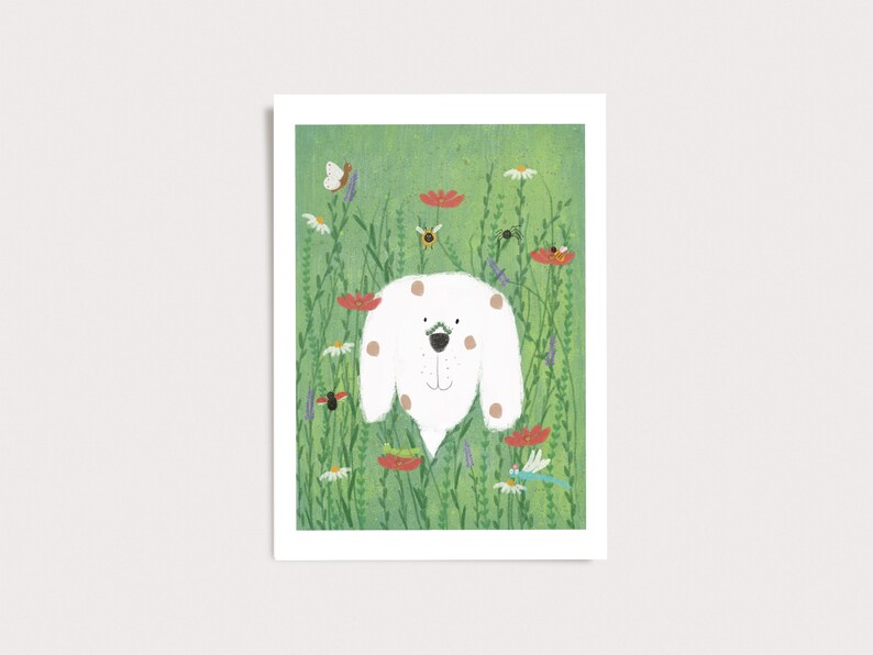 Peut inclure: Une impression d'art rectangulaire repr&eacute;sentant un chien blanc avec des taches brunes sur la t&ecirc;te et les joues, centr&eacute; dans un champ d'herbe verte. La sc&egrave;ne comprend des coquelicots rouges, des marguerites blanches, des fleurs violettes, un papillon, une abeille et une chenille verte.