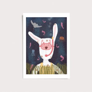 Peut inclure: Une illustration de lapin blanc portant un masque de plong&eacute;e rose et une salopette jaune, immerg&eacute; dans une sc&egrave;ne sous-marine bleu fonc&eacute; avec des algues vertes, une raie grise, une m&eacute;duse brune et plusieurs petites crevettes roses.