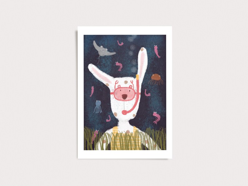 Peut inclure: Une illustration de lapin blanc portant un masque de plong&eacute;e rose et une salopette jaune, immerg&eacute; dans une sc&egrave;ne sous-marine bleu fonc&eacute; avec des algues vertes, une raie grise, une m&eacute;duse brune et plusieurs petites crevettes roses.